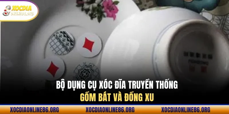 bo dung cu xoc dia truyen thong gom bat va dong Bộ dụng cụ xóc đĩa truyền thống gồm bát và đồng xu