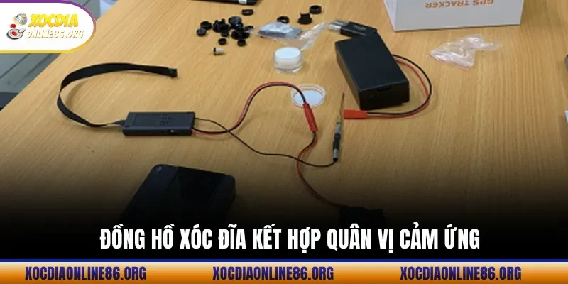 dong ho xoc dia ket hop quan vi cam ung Đồng Hồ Xóc Đĩa Kết Hợp Quân Vị Cảm Ứng