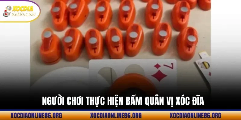 nguoi choi thuc hien bam quan vi xoc dia Người Chơi Thực Hiện Bấm Quân Vị Xóc Đĩa