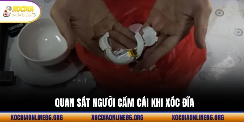 quan sat nguoi cam cai khi xoc dia Quan Sát Người Cầm Cái Khi Xóc Đĩa